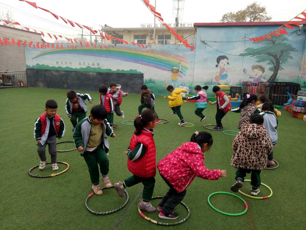 金蘋果幼兒園大二班的小朋友戶外活動(dòng)《搶位置》 - 美篇