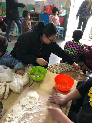 新汶街道辦事處金蘋果幼兒園豆豆班半日活動&ldquo;冬至到包餃子&rdquo;