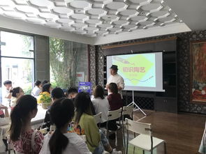 金蘋果幼兒園教師在萬里橋進行陶藝培訓