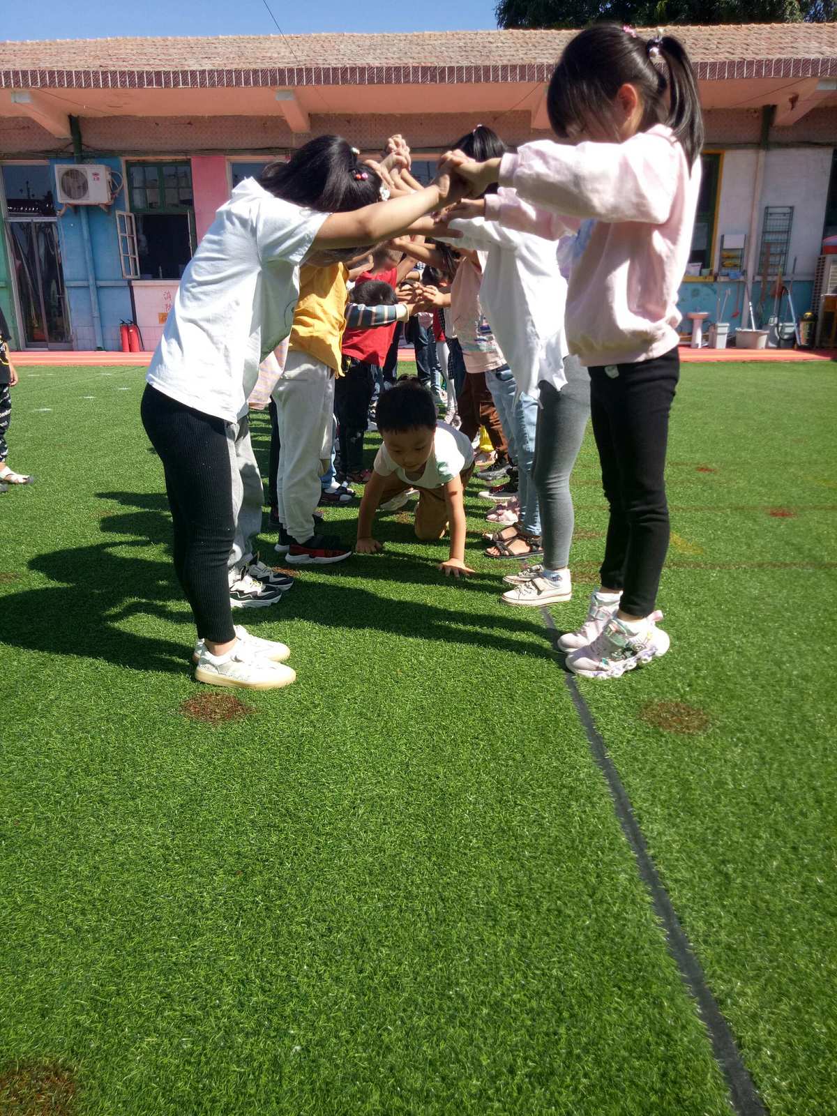 其它 金蘋果幼兒園大班小朋友,戶外游戲&mdash;&mdash;鉆山洞 寫美篇.