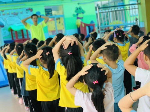 創(chuàng)意手工 花樣海綿棒在金蘋果二園的實踐探索